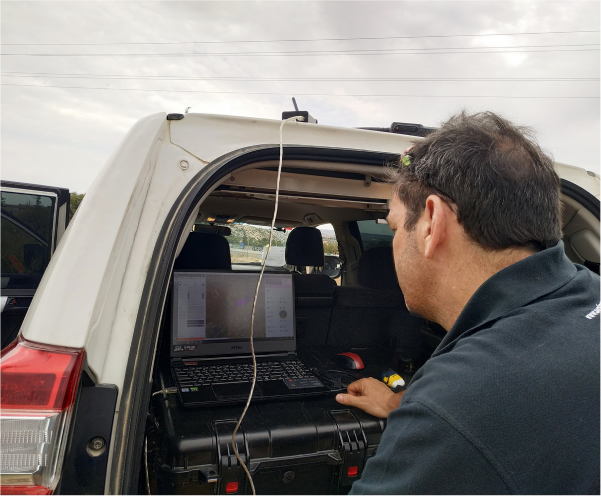 persona revisando lo que se ve desde un dron en un computador